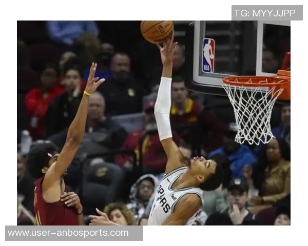 文班亚马半场表现惊艳9中7砍下22分8篮板1盖帽誓言不输兄弟们的决心